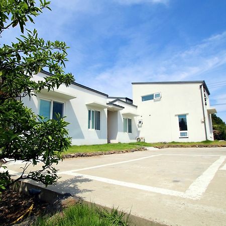Saemmoru Pension Seogwipo Bagian luar foto